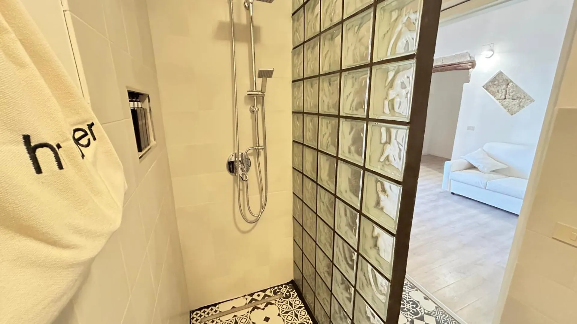 Palazzo Crisafulli 1- Casa Liberty Con Vasca Esterna Palermo 0*,  Itálie